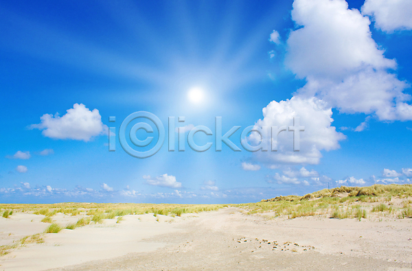 사람없음 JPG 포토 해외이미지 구름(자연) 모래사장 야외 여름(계절) 자연 주간 풍경(경치) 하늘 해외202004 해외202105 햇빛