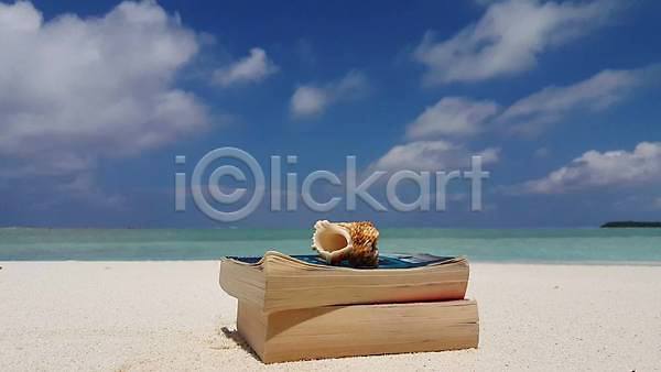 세명 JPG 포토 해외이미지 껍질 독서 모래사장 모래언덕 몰디브 바다 백그라운드 섬 여름(계절) 자연 책 풍경(경치) 하늘 해외202004 해외202105
