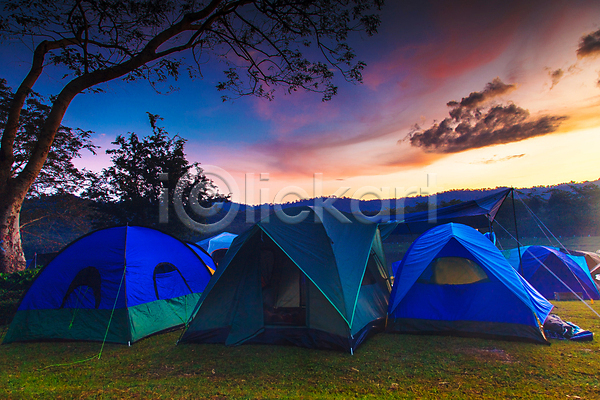사람없음 JPG 포토 해외이미지 구름(자연) 나무 산 숲 야간 야외 자연 자연백그라운드 캠핑 캠핑장 텐트 풍경(경치) 하늘 해외202004 해외202105