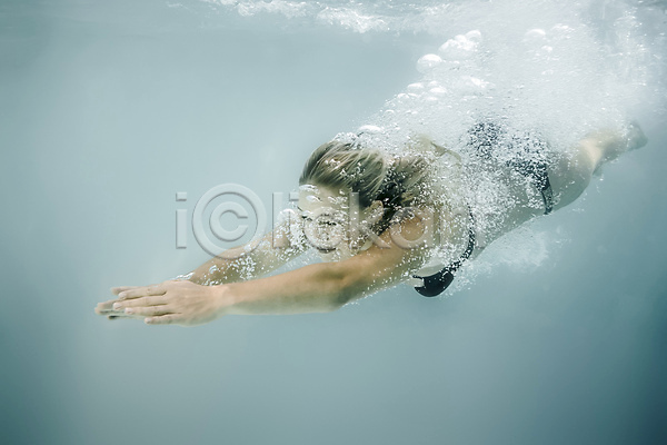 백인 사람 성인 여자 한명 JPG 포토 해외이미지 라이프스타일 수영복 여름(계절) 정확 해외202004 해외202105 회색