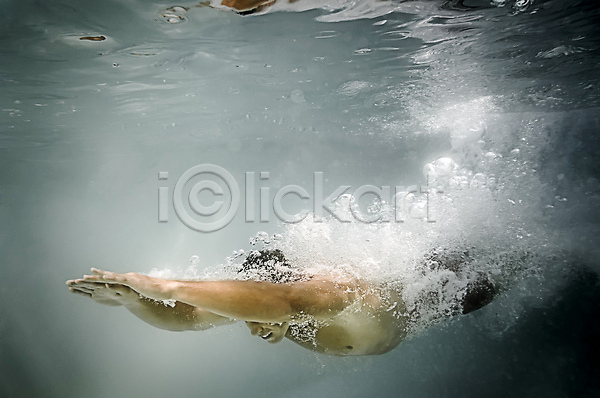 남자 백인 사람 성인 한명 JPG 포토 해외이미지 근육질 라이프스타일 수영복 여름(계절) 정확 해외202004 해외202105 회색