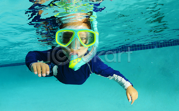 남자 소년 소년한명만 어린이 한명 JPG 앞모습 포토 해외이미지 상반신 수영장 수중 야외 여름(계절) 잠수 잠수경 주간 해외202004 해외202105