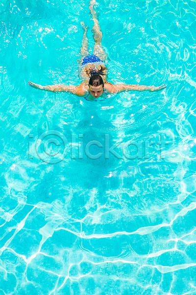 휴식 백인 사람 성인 소녀(어린이) 여자 한명 JPG 포토 해외이미지 건강 날씬함 라이프스타일 비키니 수영복 야외 여름(계절) 여행 웰빙 유일 자연 추적 해외202004 해외202105 햇빛 휴가 휴양지