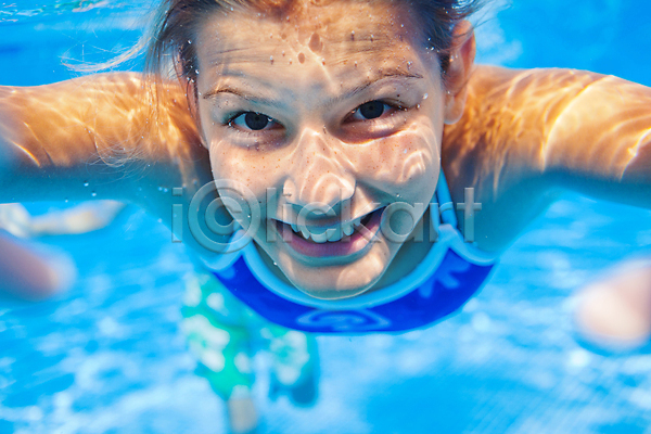 백인 소녀(어린이) 소녀한명만 어린이 여자 한명 JPG 아웃포커스 앞모습 포토 해외이미지 미소(표정) 상반신 수영복 수영장 수중 야외 여름(계절) 응시 잠수 주간 해외202004 해외202105