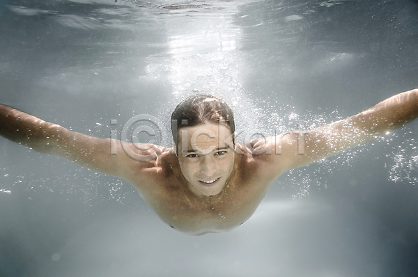 남자 백인 사람 성인 한명 JPG 포토 해외이미지 근육질 라이프스타일 수영복 여름(계절) 정확 해외202004 해외202105 회색