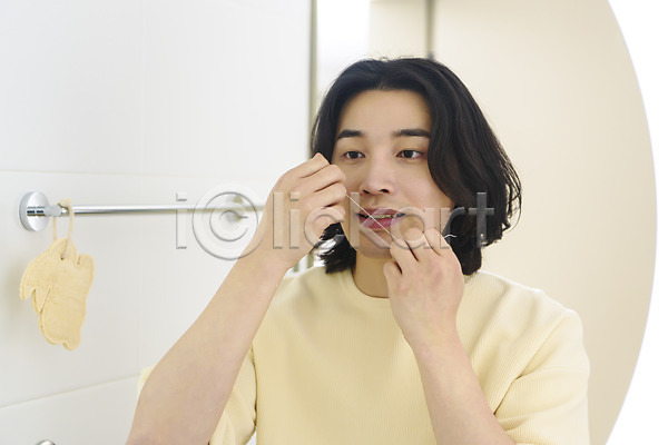 30대 남자 성인 성인남자한명만 한국인 한명 JPG 앞모습 포토 거울 들기 맨라이프 상반신 서기 실내 싱글라이프 욕실 자연보호 제로웨이스트 치실 친환경 화장실