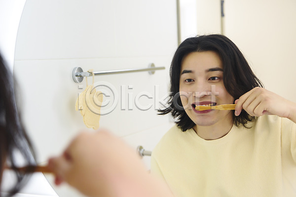30대 남자 성인 성인남자한명만 한국인 한명 JPG 소프트포커스 앞모습 포토 거울 대나무칫솔 들기 맨라이프 반사 상반신 서기 실내 싱글라이프 양치 욕실 자연보호 제로웨이스트 친환경 화장실