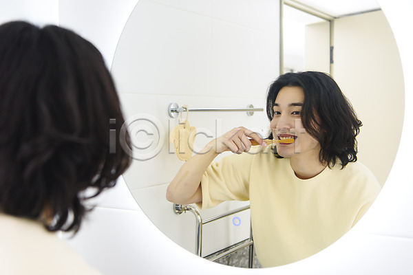 30대 남자 성인 성인남자한명만 한국인 한명 JPG 앞모습 포토 거울 대나무칫솔 들기 맨라이프 반사 상반신 서기 실내 싱글라이프 양치 욕실 자연보호 제로웨이스트 친환경 화장실