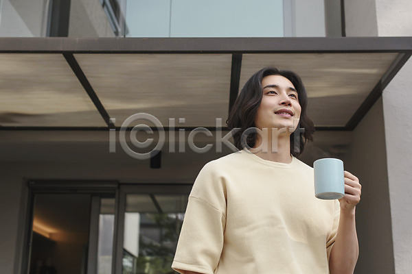 휴식 30대 남자 성인 성인남자한명만 한국인 한명 JPG 앞모습 포토 들기 맨라이프 머그컵 미소(표정) 상반신 서기 싱글라이프 야외 자연보호 제로웨이스트 주간 친환경 커피