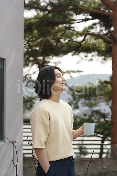 휴식 30대 남자 성인 성인남자한명만 한국인 한명 JPG 아웃포커스 옆모습 포토 눈감음 들기 맨라이프 머그컵 미소(표정) 상반신 서기 싱글라이프 야외 자연보호 제로웨이스트 주간 주머니손 친환경 커피