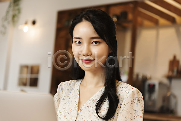 20대 성인 성인여자한명만 여자 한국인 한명 JPG 아웃포커스 앞모습 포토 미소(표정) 상반신 실내 싱글라이프 앉기 우먼라이프 응시 카페