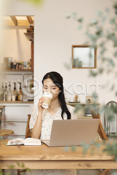 20대 성인 성인여자한명만 여자 한국인 한명 JPG 소프트포커스 앞모습 포토 공책 노트북 들기 마시기 상반신 실내 싱글라이프 앉기 우먼라이프 응시 카페 탁자 테이크아웃컵