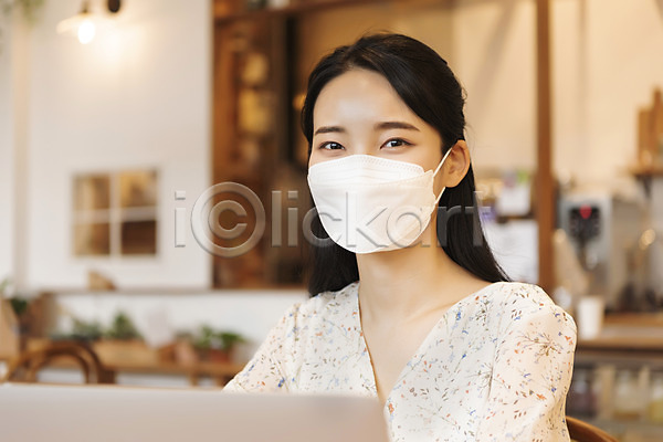 20대 성인 성인여자한명만 여자 한국인 한명 JPG 아웃포커스 앞모습 포토 마스크 미소(표정) 사회적거리두기 상반신 실내 싱글라이프 앉기 우먼라이프 응시 카페 코로나바이러스