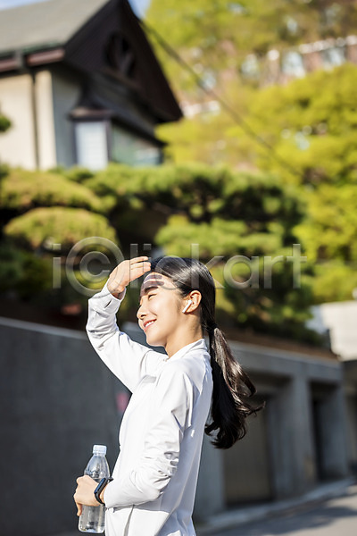 20대 성인 성인여자한명만 여자 한국인 한명 JPG 아웃포커스 옆모습 포토 가림 건강관리 들기 미소(표정) 뷰티 상반신 생수 아침 아침운동 야외 우먼라이프 운동 운동복 의료성형뷰티 취미 햇빛