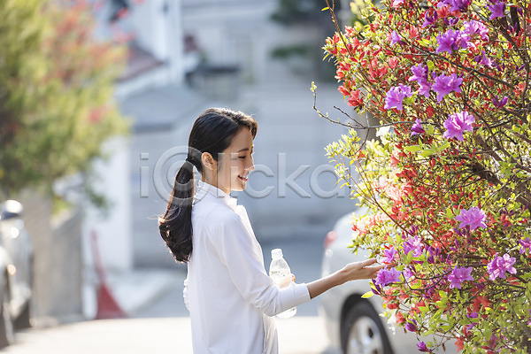 20대 성인 성인여자한명만 여자 한국인 한명 JPG 옆모습 포토 건강관리 꽃 들기 미소(표정) 뷰티 상반신 생수 아침 아침운동 야외 우먼라이프 운동 운동복 응시 의료성형뷰티 취미