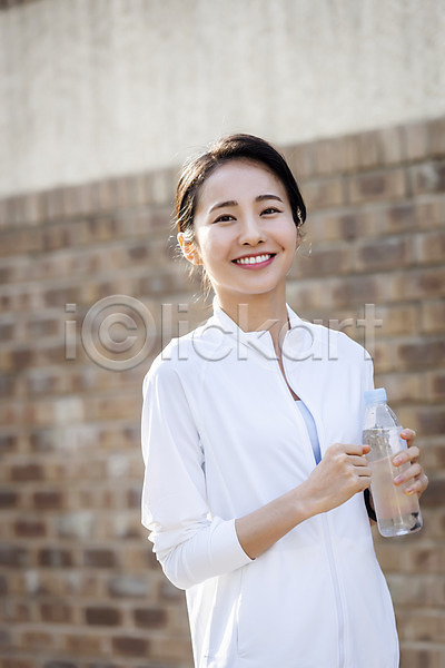 20대 성인 성인여자한명만 여자 한국인 한명 JPG 앞모습 포토 건강관리 들기 러닝 미소(표정) 뷰티 상반신 생수 아침 아침운동 야외 우먼라이프 운동 운동복 응시 의료성형뷰티 취미
