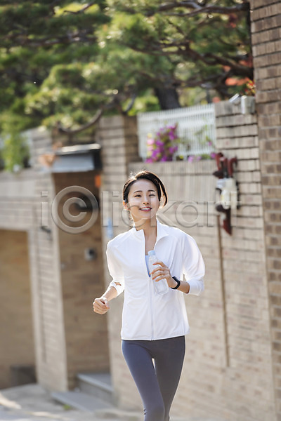 20대 성인 성인여자한명만 여자 한국인 한명 JPG 앞모습 포토 건강관리 달리기 들기 러닝 미소(표정) 뷰티 상반신 생수 아침 아침운동 야외 우먼라이프 운동 운동복 의료성형뷰티 취미