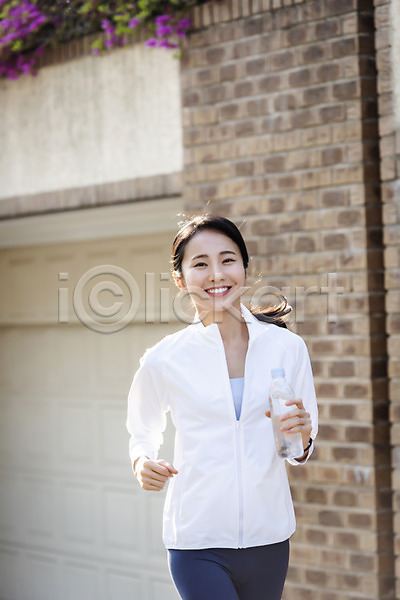20대 성인 성인여자한명만 여자 한국인 한명 JPG 앞모습 포토 건강관리 달리기 들기 러닝 미소(표정) 뷰티 상반신 생수 아침 아침운동 야외 우먼라이프 운동 운동복 응시 의료성형뷰티 취미