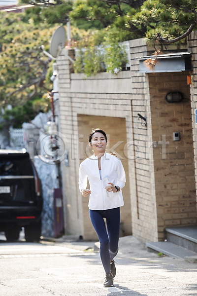 20대 성인 성인여자한명만 여자 한국인 한명 JPG 앞모습 포토 건강관리 달리기 들기 러닝 미소(표정) 뷰티 생수 아침 아침운동 야외 우먼라이프 운동 운동복 의료성형뷰티 전신 취미