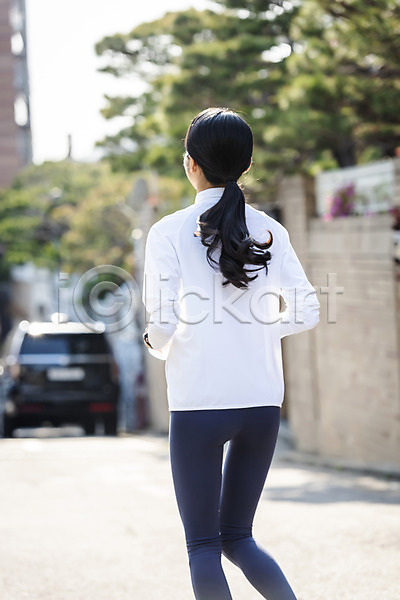 20대 성인 성인여자한명만 여자 한국인 한명 JPG 뒷모습 아웃포커스 포토 건강관리 달리기 러닝 뷰티 상반신 아침 아침운동 야외 우먼라이프 운동 운동복 의료성형뷰티 취미