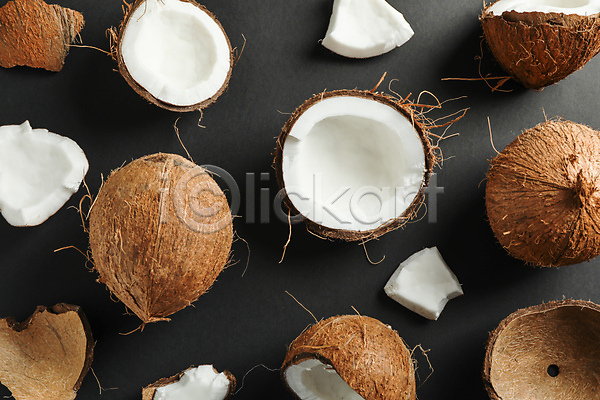 사람없음 JPG 포토 하이앵글 해외이미지 검은배경 껍질 단면 실내 열대과일 코코넛