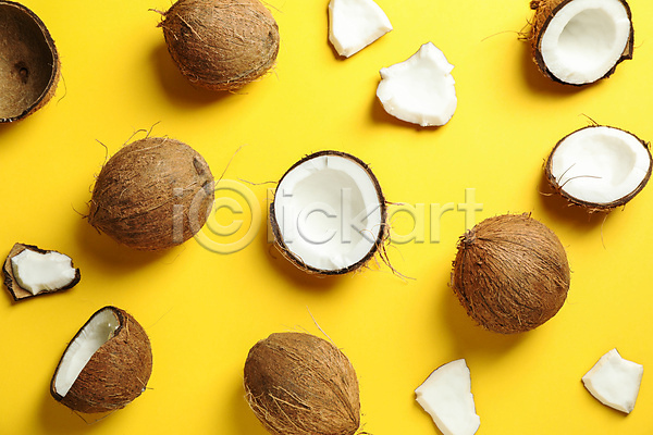 사람없음 JPG 포토 하이앵글 해외이미지 껍질 노란배경 단면 실내 열대과일 코코넛