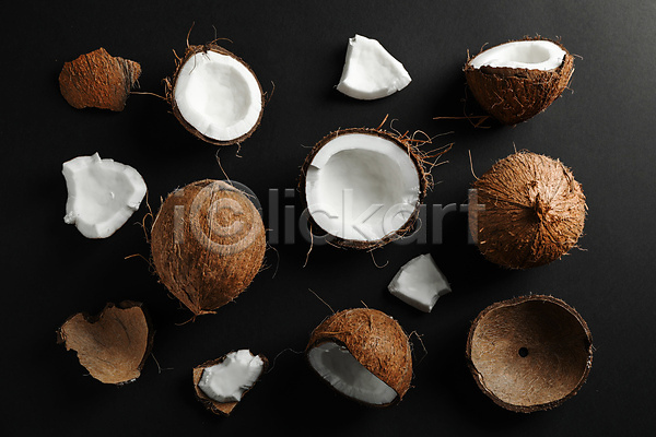 사람없음 JPG 포토 하이앵글 해외이미지 검은배경 껍질 단면 실내 열대과일 코코넛