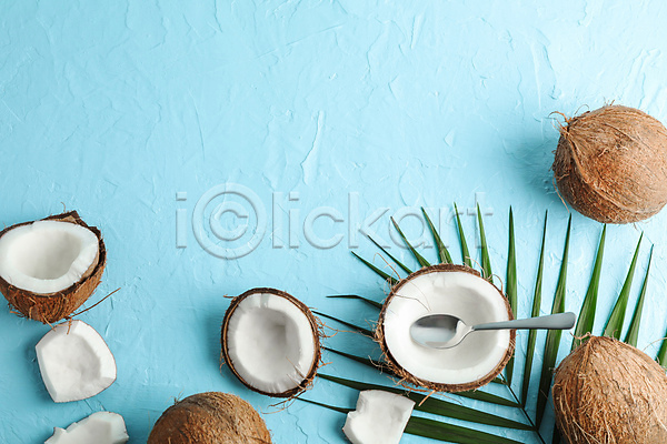 사람없음 JPG 포토 하이앵글 해외이미지 단면 숟가락 실내 열대과일 잎 코코넛 파란배경