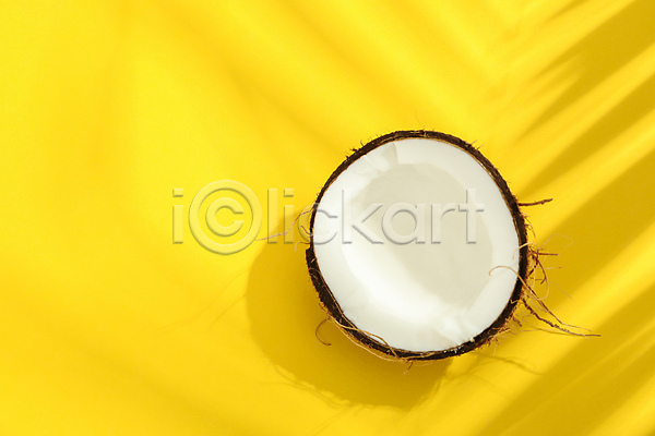사람없음 JPG 포토 하이앵글 해외이미지 노란배경 단면 실내 열대과일 코코넛