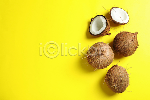 사람없음 JPG 포토 하이앵글 해외이미지 노란배경 실내 열대과일 코코넛