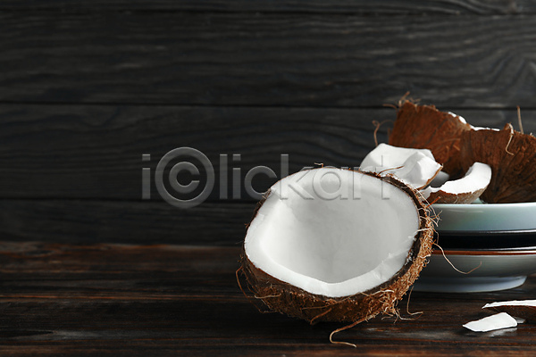 사람없음 JPG 포토 해외이미지 검은배경 실내 쌓기 열대과일 접시 코코넛