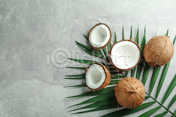 사람없음 JPG 포토 하이앵글 해외이미지 실내 열대과일 잎 코코넛 회색배경
