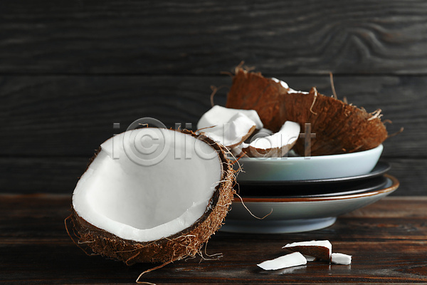 사람없음 JPG 포토 해외이미지 검은배경 실내 쌓기 열대과일 접시 코코넛