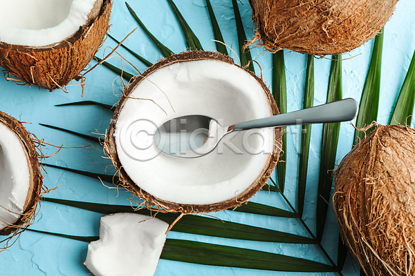 사람없음 JPG 포토 하이앵글 해외이미지 숟가락 실내 열대과일 잎 코코넛 파란배경