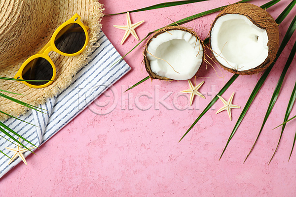 사람없음 JPG 포토 하이앵글 해외이미지 밀짚모자 분홍색배경 불가사리 선글라스 실내 여름(계절) 열대과일 코코넛
