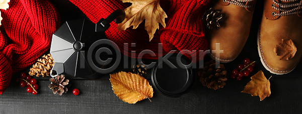 사람없음 JPG 포토 하이앵글 해외이미지 가을(계절) 검은배경 낙엽 목도리 부츠 솔방울 스웨터 실내 열매 커피 커피포트 테이크아웃컵