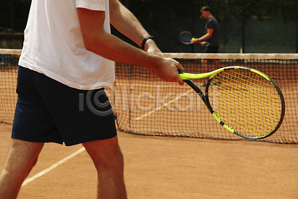 남자 두명 백인 성인 성인남자만 JPG 뒷모습 아웃포커스 포토 해외이미지 네트 들기 상반신 서기 손 야외 전신 주간 테니스 테니스라켓 테니스복 테니스장