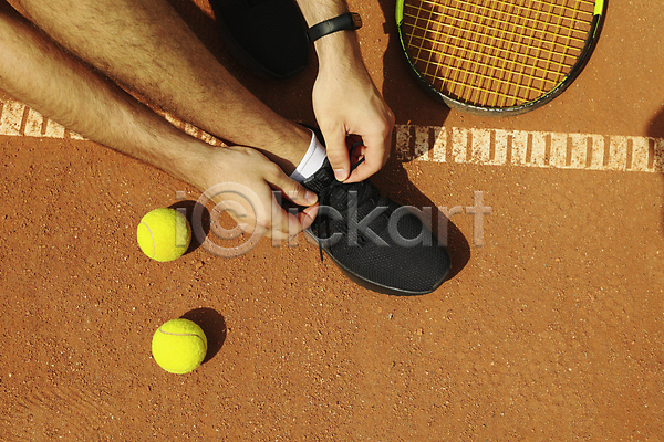 남자 백인 성인 성인남자한명만 한명 JPG 포토 해외이미지 야외 주간 테니스 테니스공 테니스라켓 테니스장 테니스화