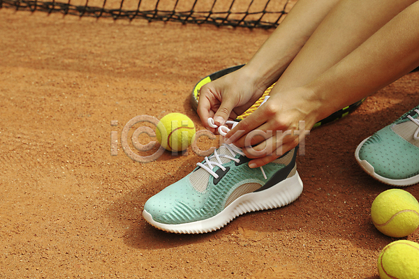 백인 성인 성인여자한명만 여자 한명 JPG 아웃포커스 포토 해외이미지 신발끈묶기 야외 주간 테니스 테니스공 테니스라켓 테니스화