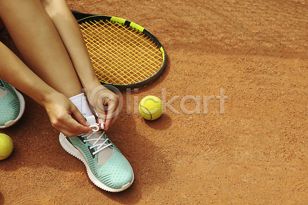 백인 성인 성인여자한명만 여자 한명 JPG 포토 해외이미지 신발끈묶기 야외 주간 테니스 테니스공 테니스라켓 테니스장 테니스화