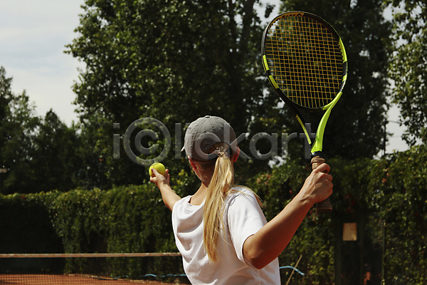 백인 성인 성인여자한명만 여자 한명 JPG 아웃포커스 포토 해외이미지 들기 야외 여름(계절) 주간 캡모자 테니스 테니스공 테니스라켓