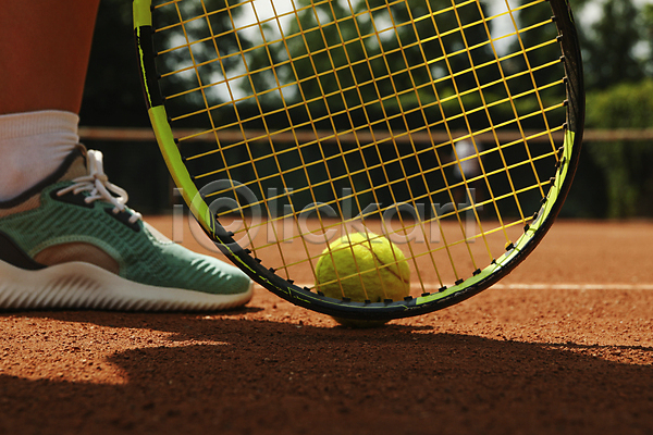 신체부위 JPG 아웃포커스 포토 해외이미지 발 야외 주간 테니스 테니스공 테니스라켓 테니스화