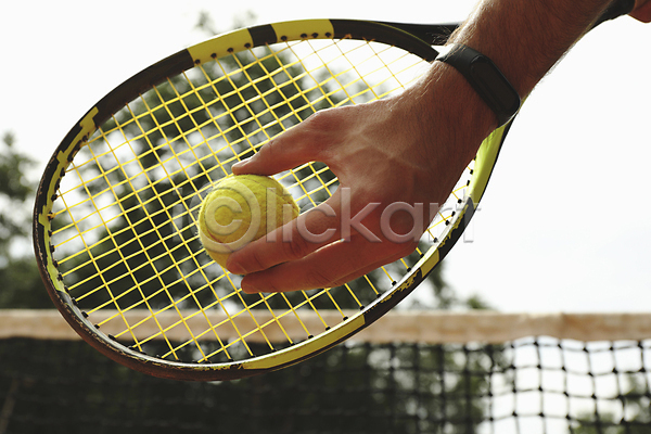 백인 신체부위 JPG 아웃포커스 포토 해외이미지 네트 들기 손 야외 주간 테니스 테니스공 테니스라켓