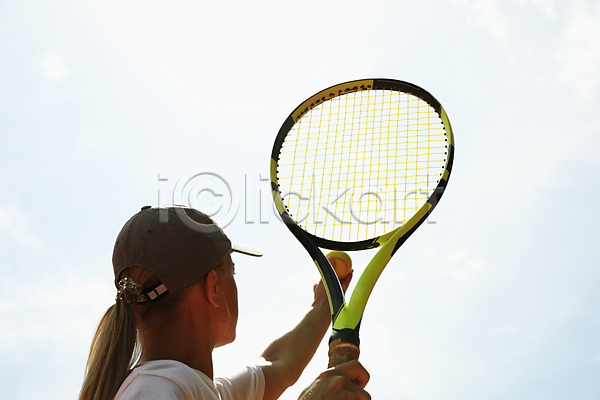 백인 성인 성인여자한명만 여자 한명 JPG 뒷모습 포토 해외이미지 구름(자연) 들기 상반신 야외 여름(계절) 주간 캡모자 테니스 테니스공 테니스라켓 하늘