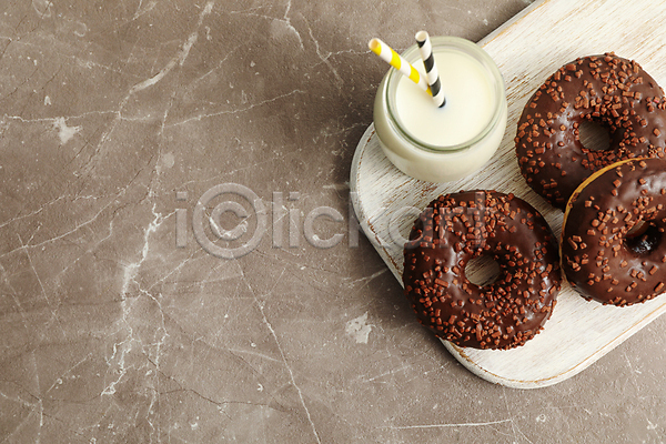 사람없음 JPG 포토 하이앵글 해외이미지 나무도마 도넛 빨대 우유 잔