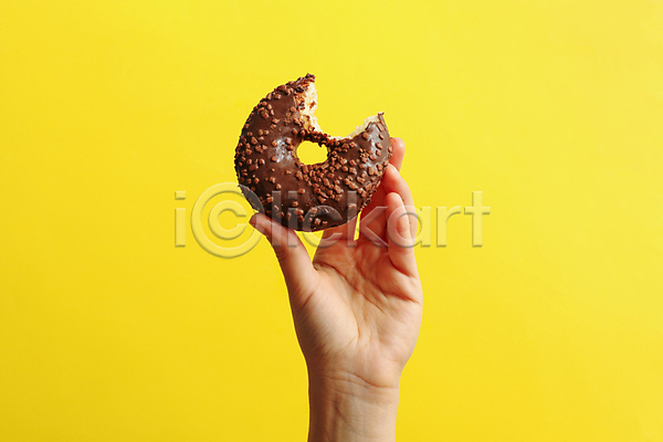 신체부위 JPG 포토 해외이미지 노란배경 도넛 들기 손