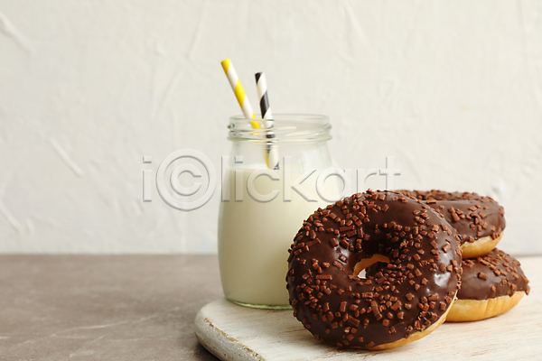 사람없음 JPG 포토 해외이미지 나무도마 도넛 빨대 쌓기 우유 잔 흰배경
