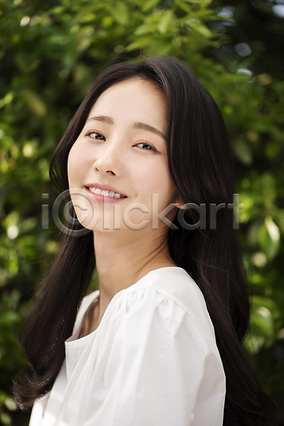 20대 성인 성인여자한명만 여자 한국인 한명 JPG 아웃포커스 앞모습 포토 나뭇잎 내추럴 미소(표정) 뷰티 상반신 야외 응시 의료성형뷰티 주간