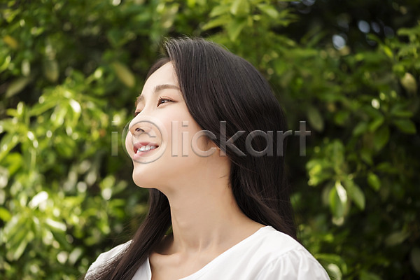 20대 성인 성인여자한명만 여자 한국인 한명 JPG 아웃포커스 옆모습 포토 나뭇잎 내추럴 미소(표정) 뷰티 상반신 야외 올려보기 응시 의료성형뷰티 주간