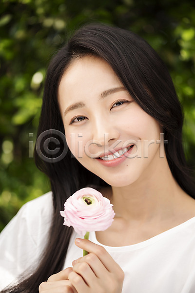 20대 성인 성인여자한명만 여자 한국인 한명 JPG 아웃포커스 앞모습 포토 나뭇잎 내추럴 들기 라넌큘러스 미소(표정) 뷰티 상반신 야외 응시 의료성형뷰티 주간